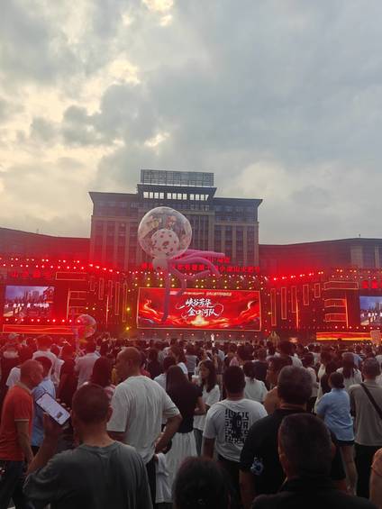今年马边火把节,全城都热闹起来了。主舞台灯火璀璨,广场上人山人海,美食街摊位一家挨着一家,街上到处都是往来的人群。远山做背景,满城灯火,烟火气扑面而来。这是属于小凉山独有的狂欢,本地人相聚,远方的朋友也奔赴而来。来过马边火把节的朋友,来说说现场感受。