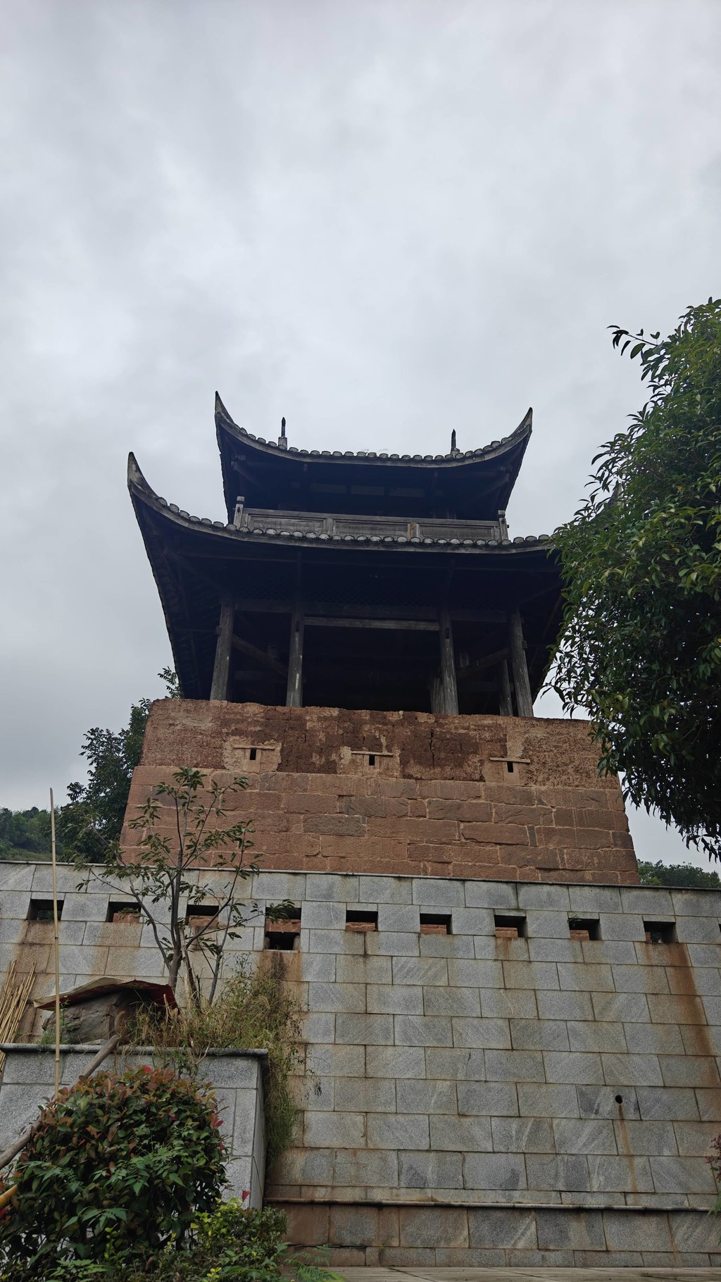 马边文物・靖氛碉：石碉门楣上的古刻与百年沧桑
