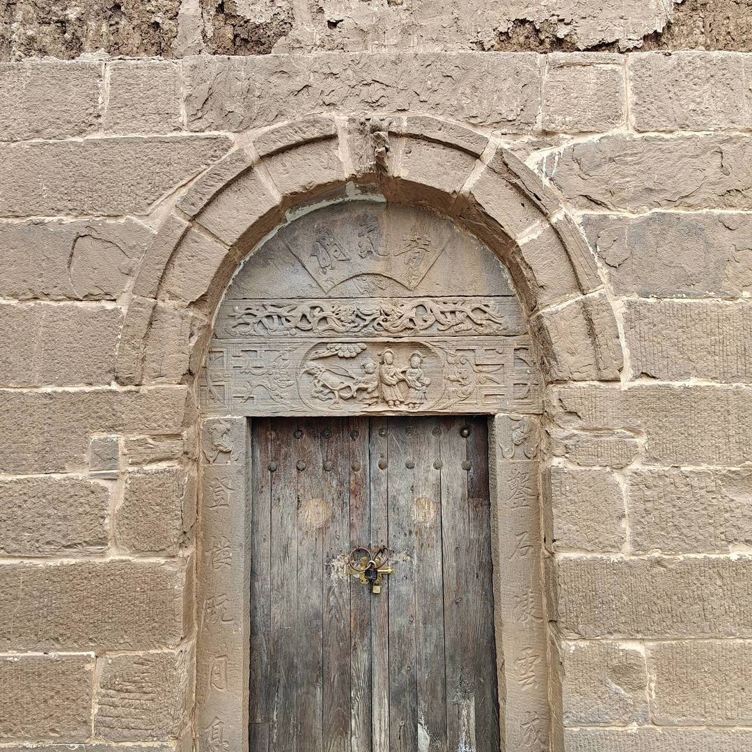 马边文物・靖氛碉：石碉门楣上的古刻与百年沧桑