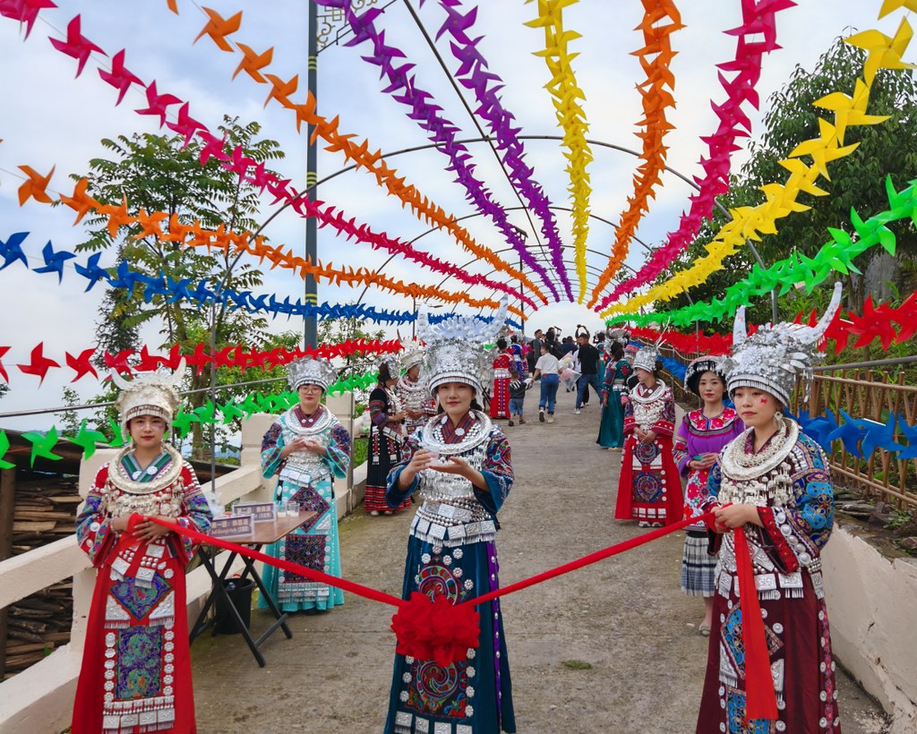 马边玛瑙苗寨图片大全，带你走进云上苗岭。这里山水秀美、云雾缭绕，多元民族文化底蕴深厚，特色民居、传统节庆、非遗技艺与山野美食相得益彰，一览小凉山别样民俗风光。