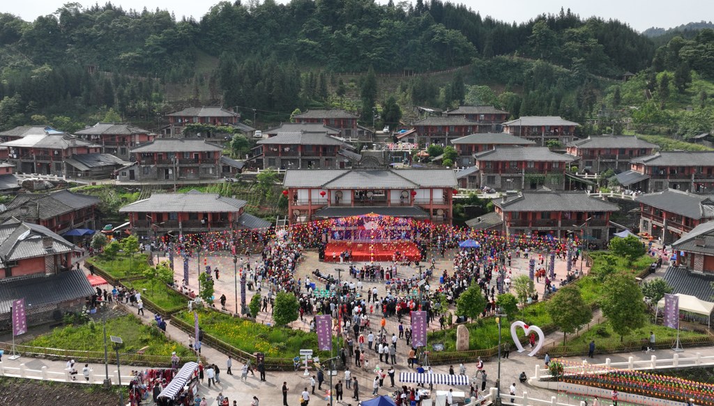 马边玛瑙苗寨图片大全，带你走进云上苗岭。这里山水秀美、云雾缭绕，多元民族文化底蕴深厚，特色民居、传统节庆、非遗技艺与山野美食相得益彰，一览小凉山别样民俗风光。