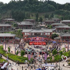 马边玛瑙苗寨图片大全，带你走进云上苗岭。这里山水秀美、云雾缭绕，多元民族文化底蕴深厚，特色民居、传统节庆、非遗技艺与山野美食相得益彰，一览小凉山别样民俗风光。