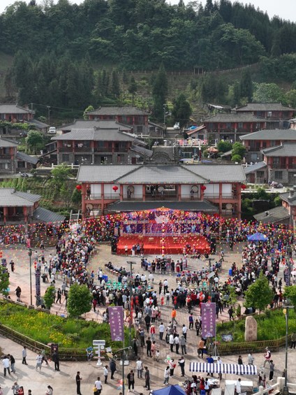 马边玛瑙苗寨图片大全，带你走进云上苗岭。这里山水秀美、云雾缭绕，多元民族文化底蕴深厚，特色民居、传统节庆、非遗技艺与山野美食相得益彰，一览小凉山别样民俗风光。