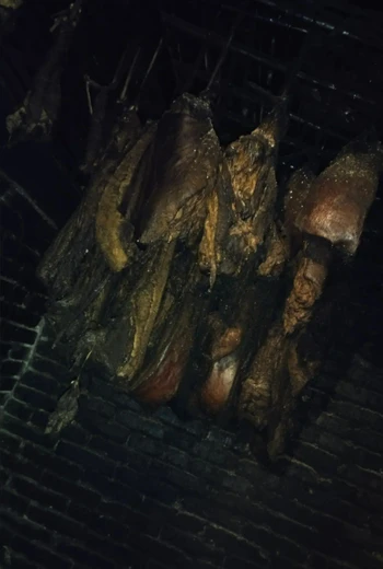 正宗农家腊肉特点介绍：马边彝族自治县柏香枝熏土猪肉的真实体验