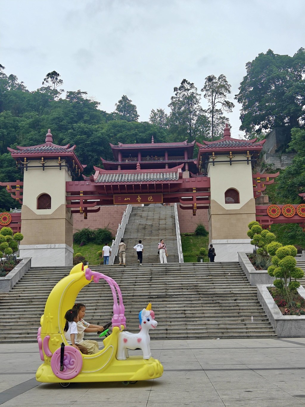 记忆香山门楼前｜炮台山里，独角兽小车载满彝乡周末的甜欢