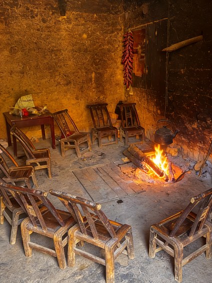 坐进彝家火塘边,烟火裹着时光慢下来