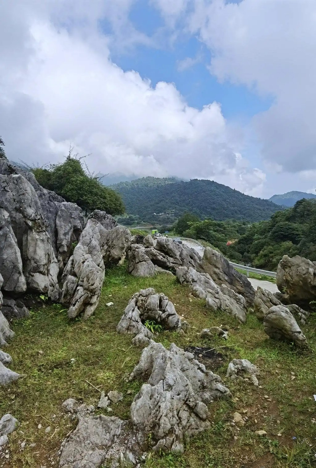 马边仰天窝：石林嶙峋叠草甸，牧牛悠然藏尽山野闲情