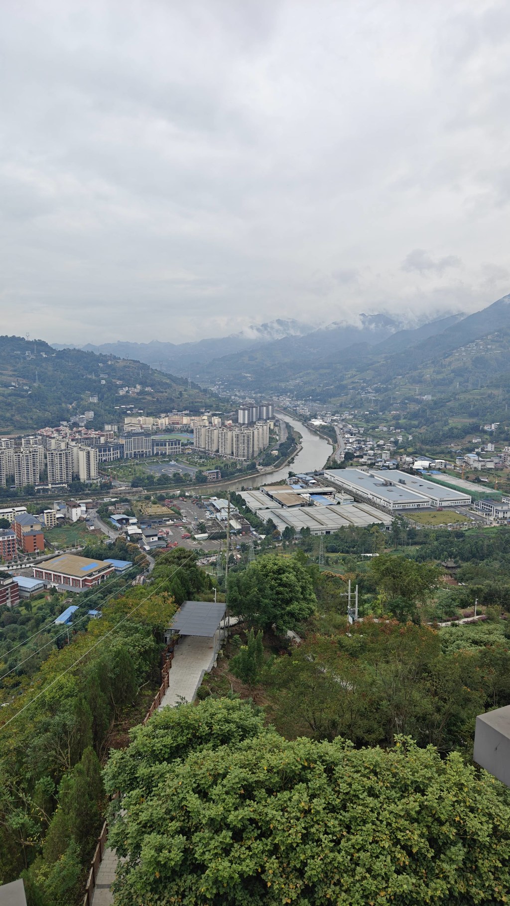 马边县城：江河穿城而过，楼宇嵌在青山怀抱间