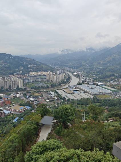 马边县城：江河穿城而过，楼宇嵌在青山怀抱间