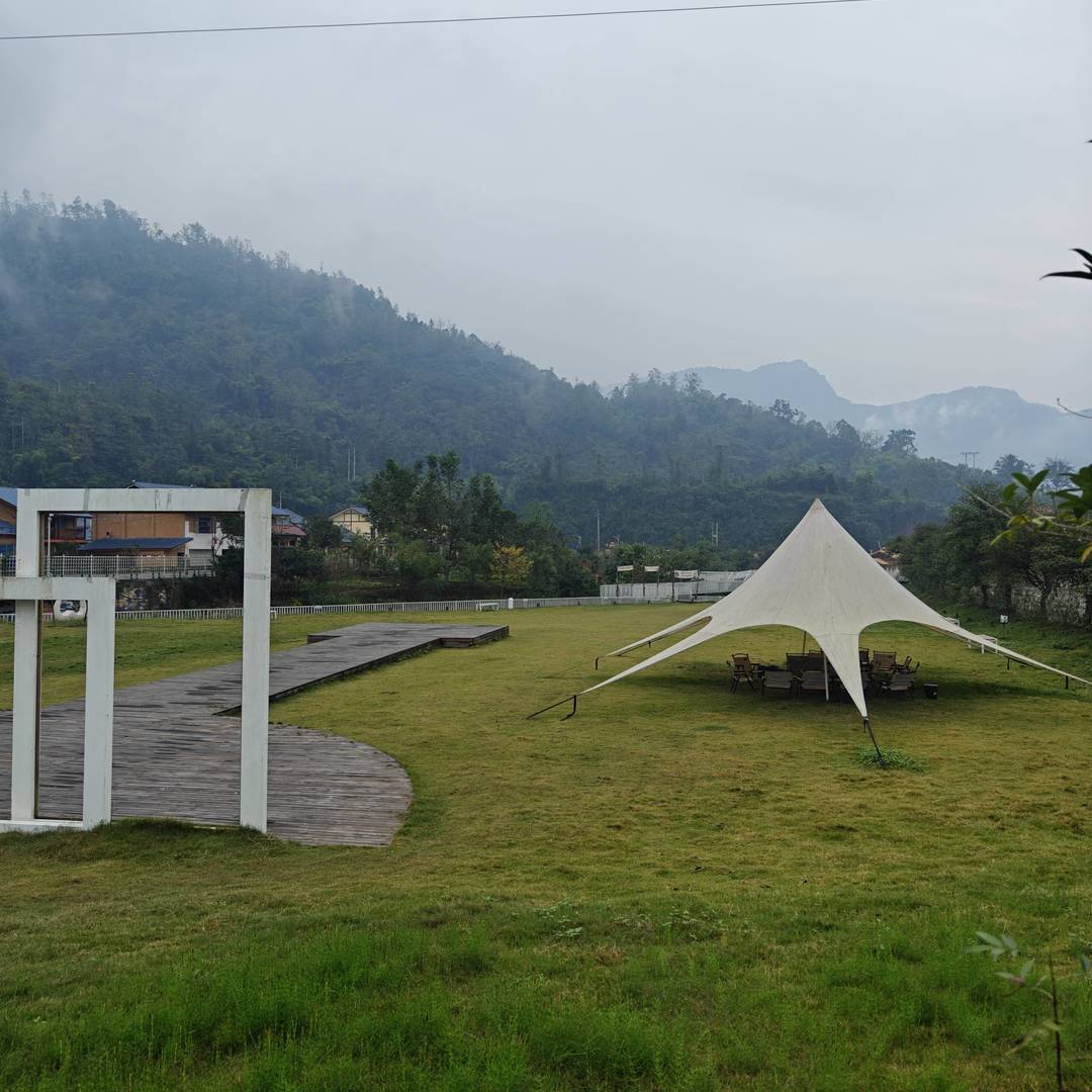 雪口山云雾里：乡野间的现代休闲帧