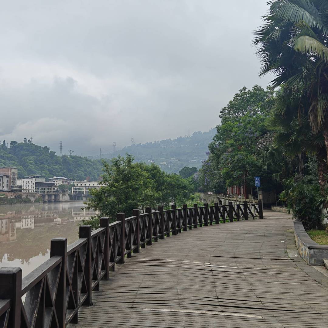 走在马边的街头，才发现小城的浪漫全藏在日常里。晴天的老石桥框着蓝天，枝桠剪影落在桥面上，自带复古滤镜；傍晚的河边，有人钓鱼、有人散步，河水映着远山和云，安静得不像话；菜市场里人声鼎沸，新鲜的蔬菜带着泥土气，这才是最真实的烟火气。滨河步道的木栈道延伸向远方，雾蒙蒙的远山像水墨画，走在上面，连风都慢了下来。不用赶时间，不用跑景点，在马边，随便走走都是舒服的日常。 class=