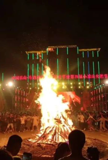 彝族火把节祈福文化解读｜马边小凉山火把节祭祀仪式与祈福寓意