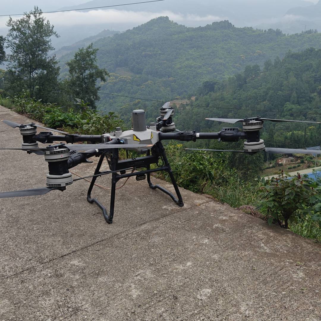 彝乡烟火：雾裹山径旁，无人机待命服务田间事