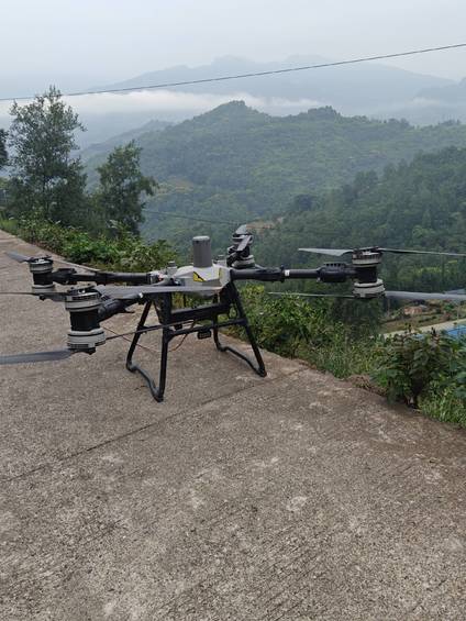 彝乡烟火：雾裹山径旁，无人机待命服务田间事