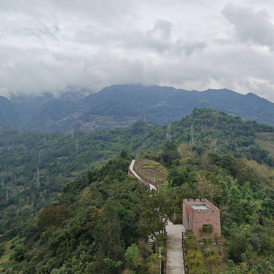 马边炮台山公园：新修环山步道嵌进彝乡翠岭间