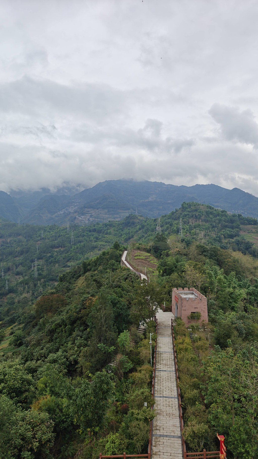 马边炮台山公园：新修环山步道嵌进彝乡翠岭间