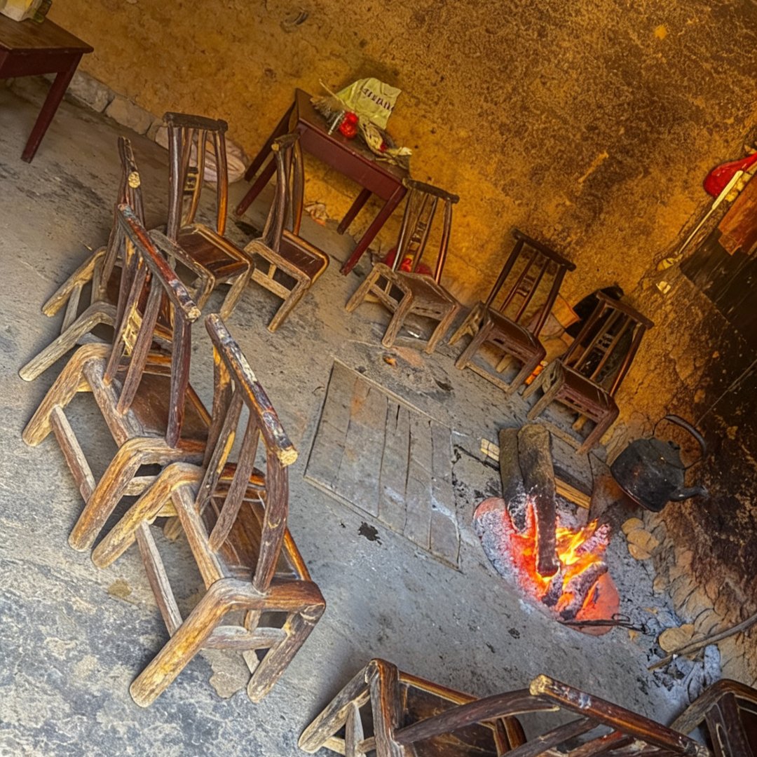 坐进彝家火塘边，烟火裹着时光慢下来