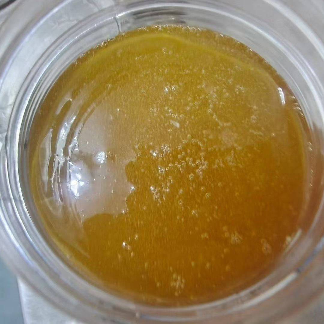新鲜刚摇出来的土蜂蜜，正在装瓶。金灿灿的，满满的活性小气泡。大山百花酿造，原汁原味。你们平时喝蜂蜜，最喜欢怎么泡水喝？ class=