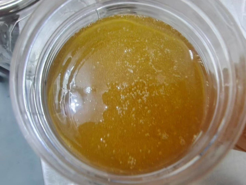 新鲜刚摇出来的土蜂蜜，正在装瓶。金灿灿的，满满的活性小气泡。大山百花酿造，原汁原味。你们平时喝蜂蜜，最喜欢怎么泡水喝？