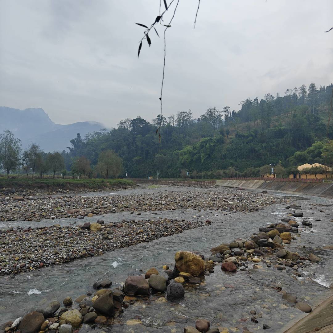 马边溪滩：石滩淌清声，雾锁远山翠
